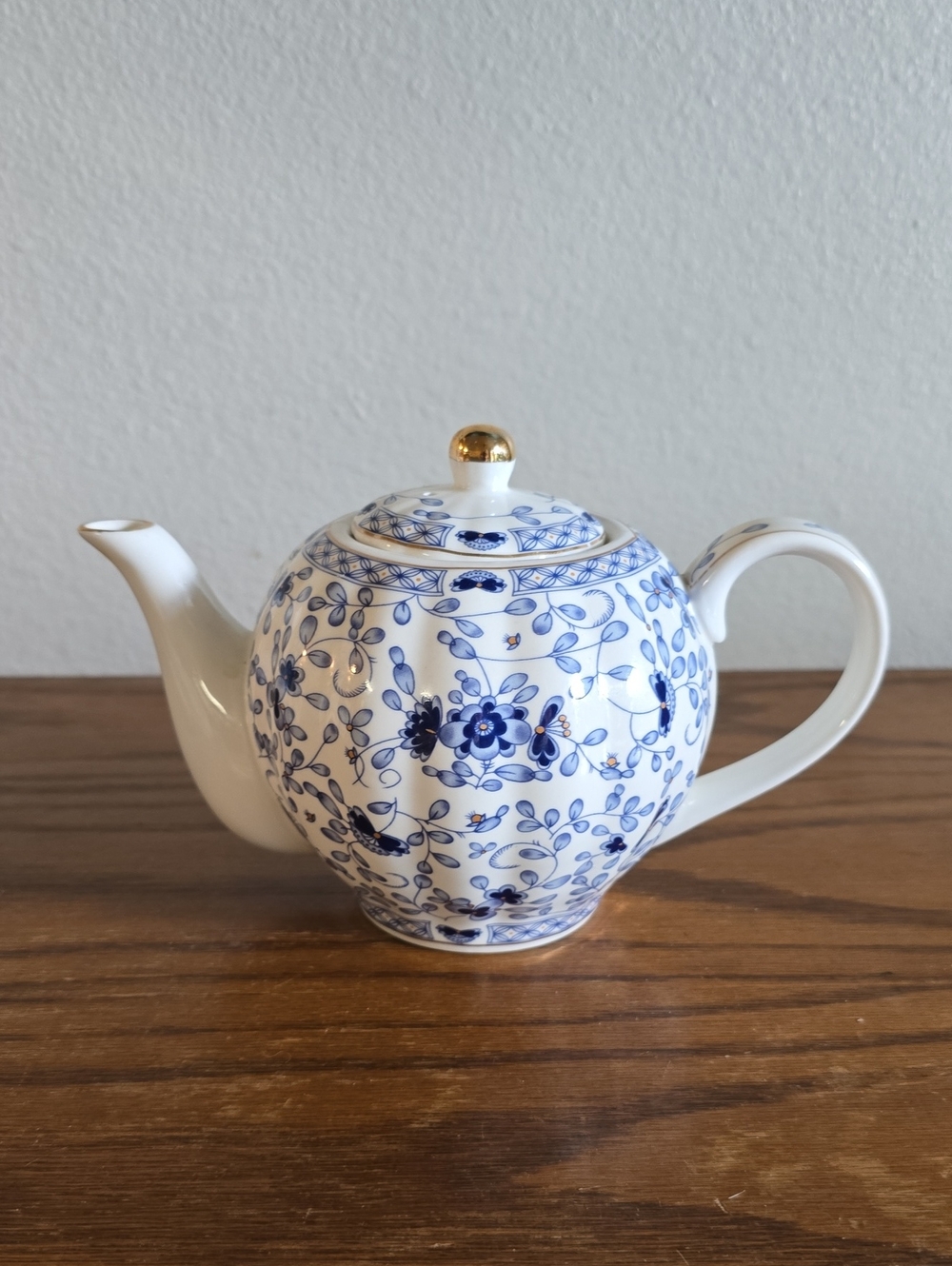 Grace's Teaware Porcelain Teapot with Gold Accent Tote 16